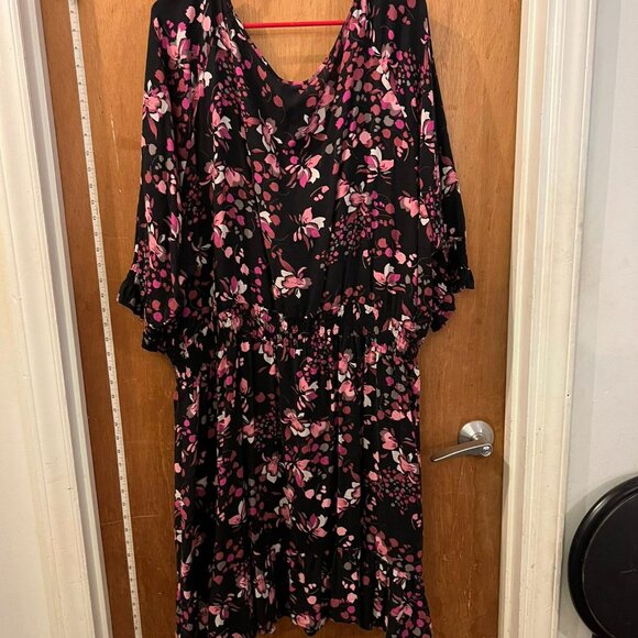 Size 4(4X) - Torrid - Black and Pink Half Sleeve Midi Dress - Picture 4 of 6